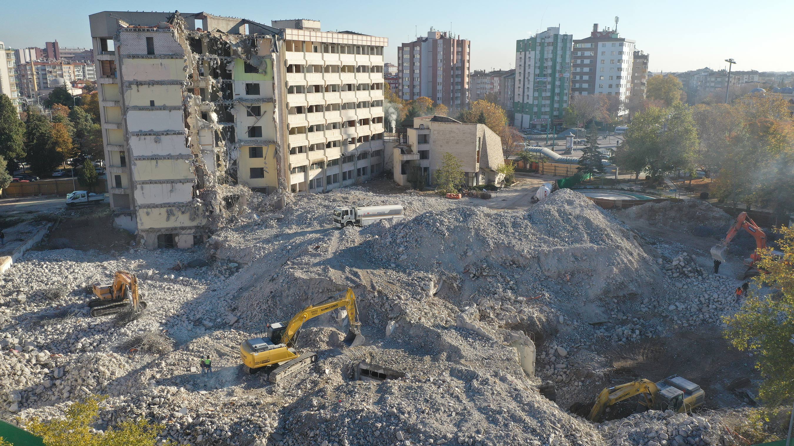 konya-buyuksehir-binasi-yikiminda-sona-geliniyor-001.jpg
