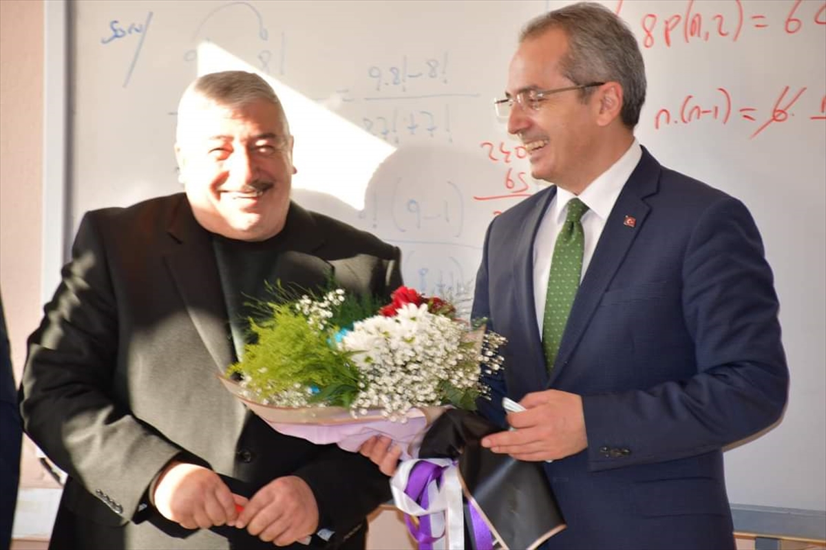 konyada-emekliye-ayrilacak-ogretmen-son-dersinde-kaymakamdan-surpriz-2.jpg
