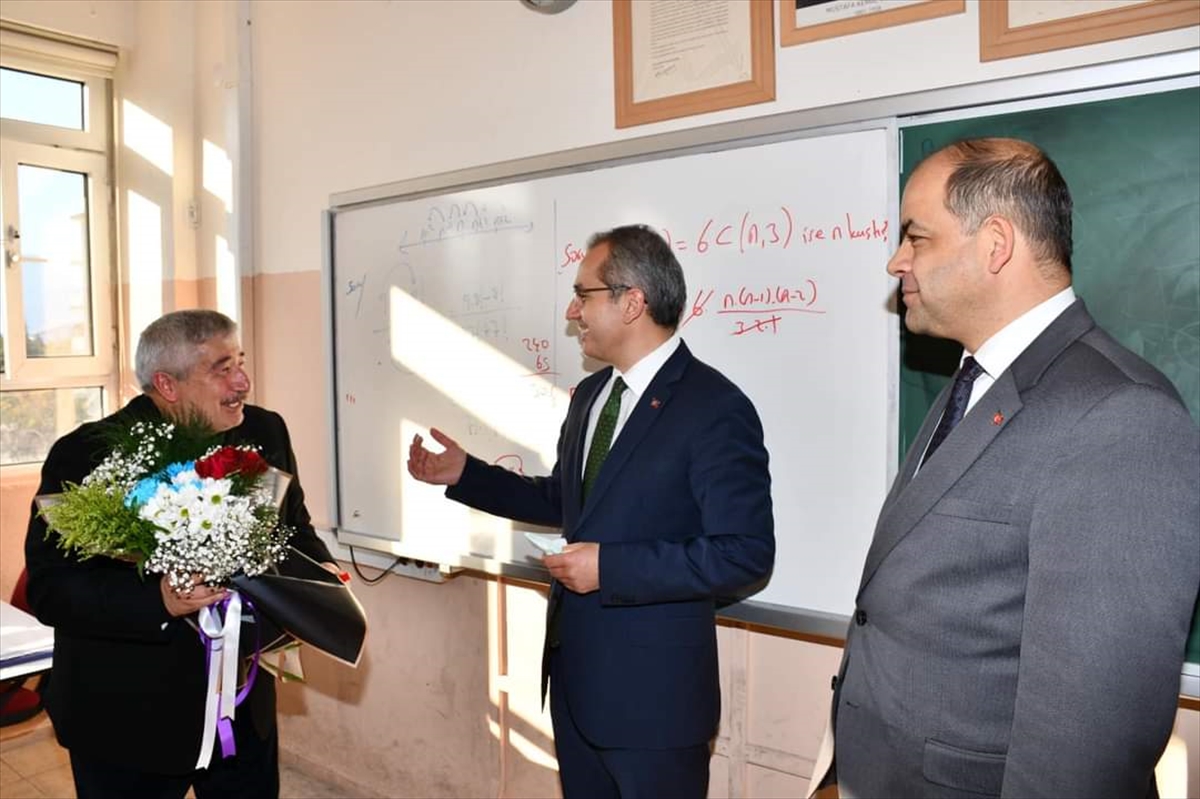 konyada-emekliye-ayrilacak-ogretmen-son-dersinde-kaymakamdan-surpriz-4.jpg
