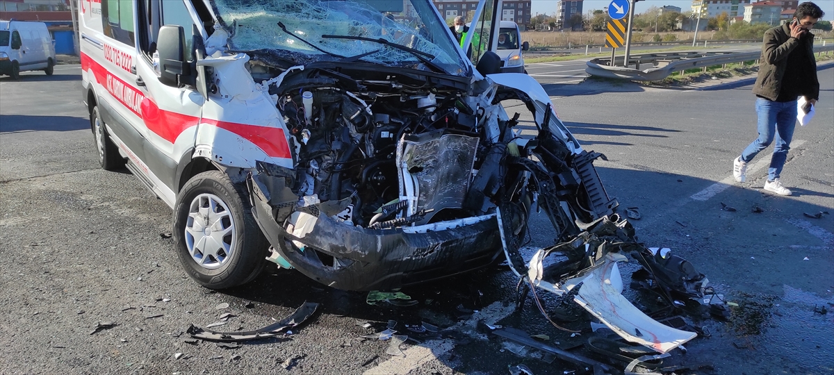 tekirdagda-ambulans-ile-kamyonun-carpistigi-kazada-iki-kisi-yaralandi-3.jpg