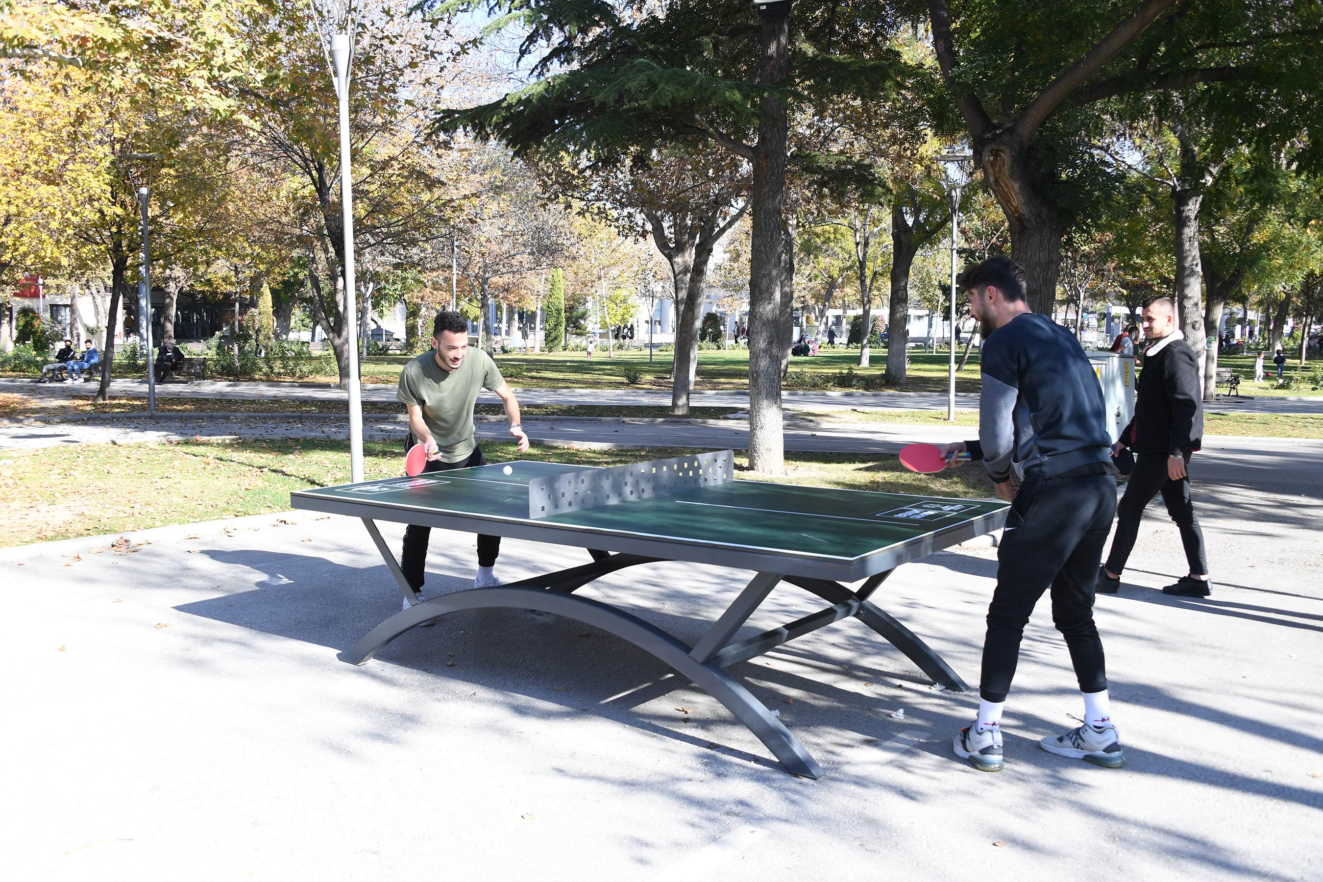 parklarda-masa-tenisi-zamani.jpg