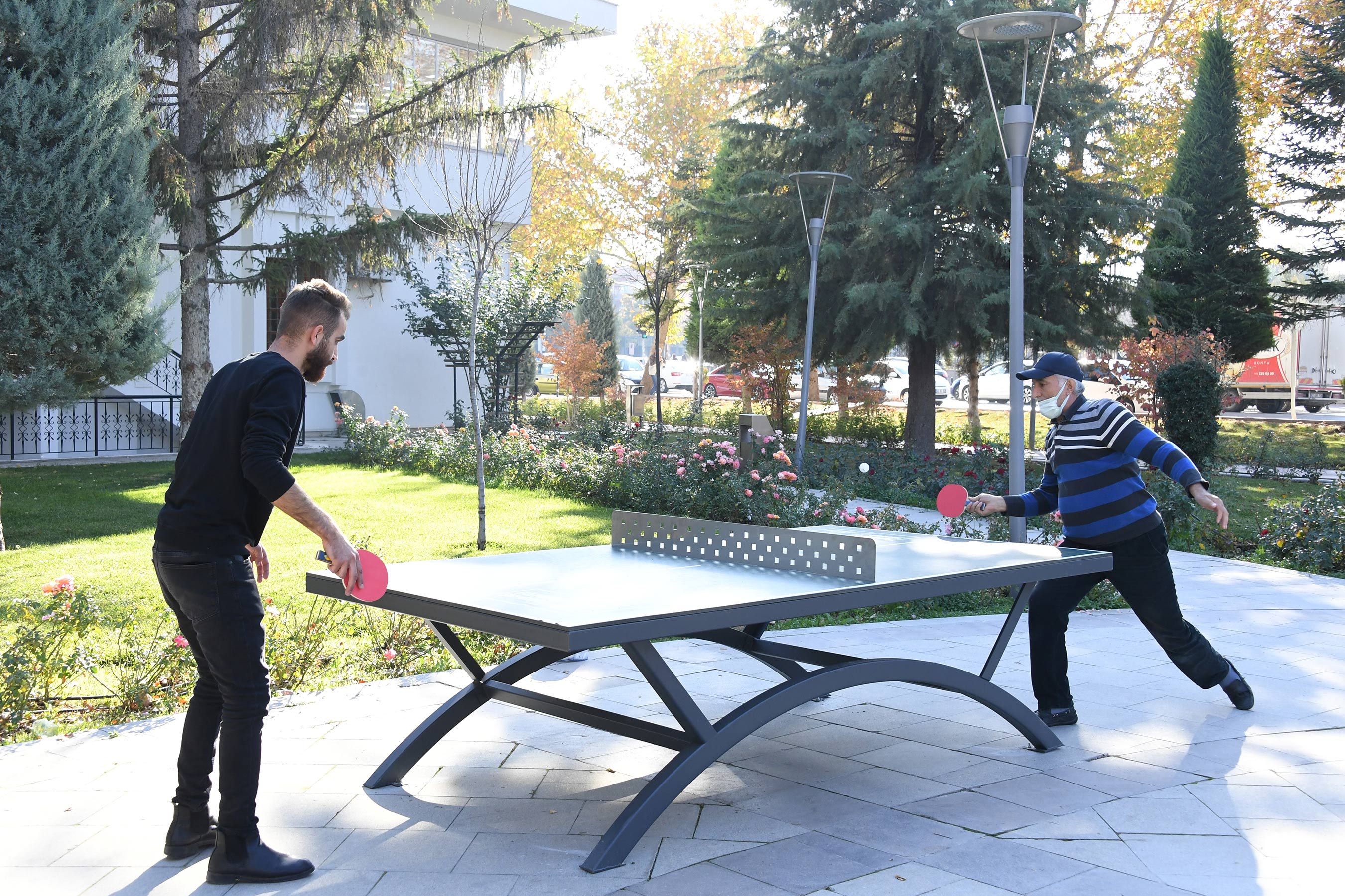 parklarda-masa-tenisi-zamani3.jpg