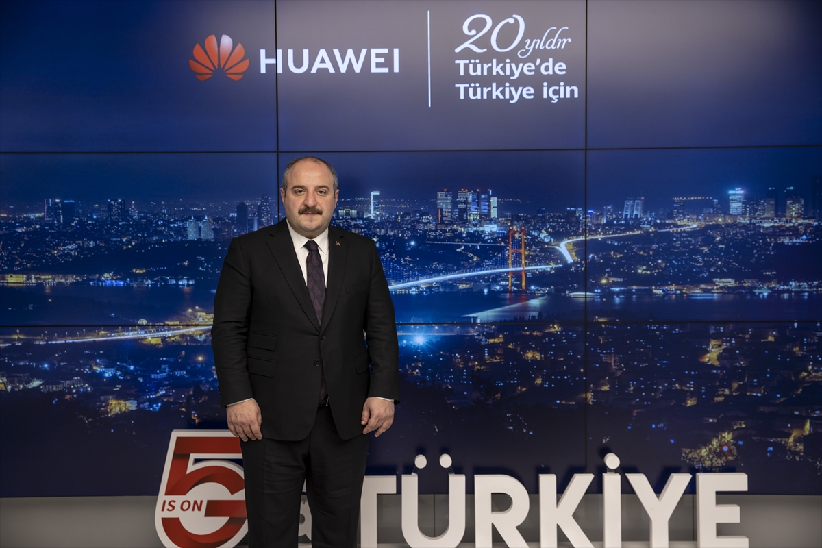 huaweiyi-ziyaret-eden-bakan-varank-telefona-sarilarak-baskan-altayi-aradi-4.jpg