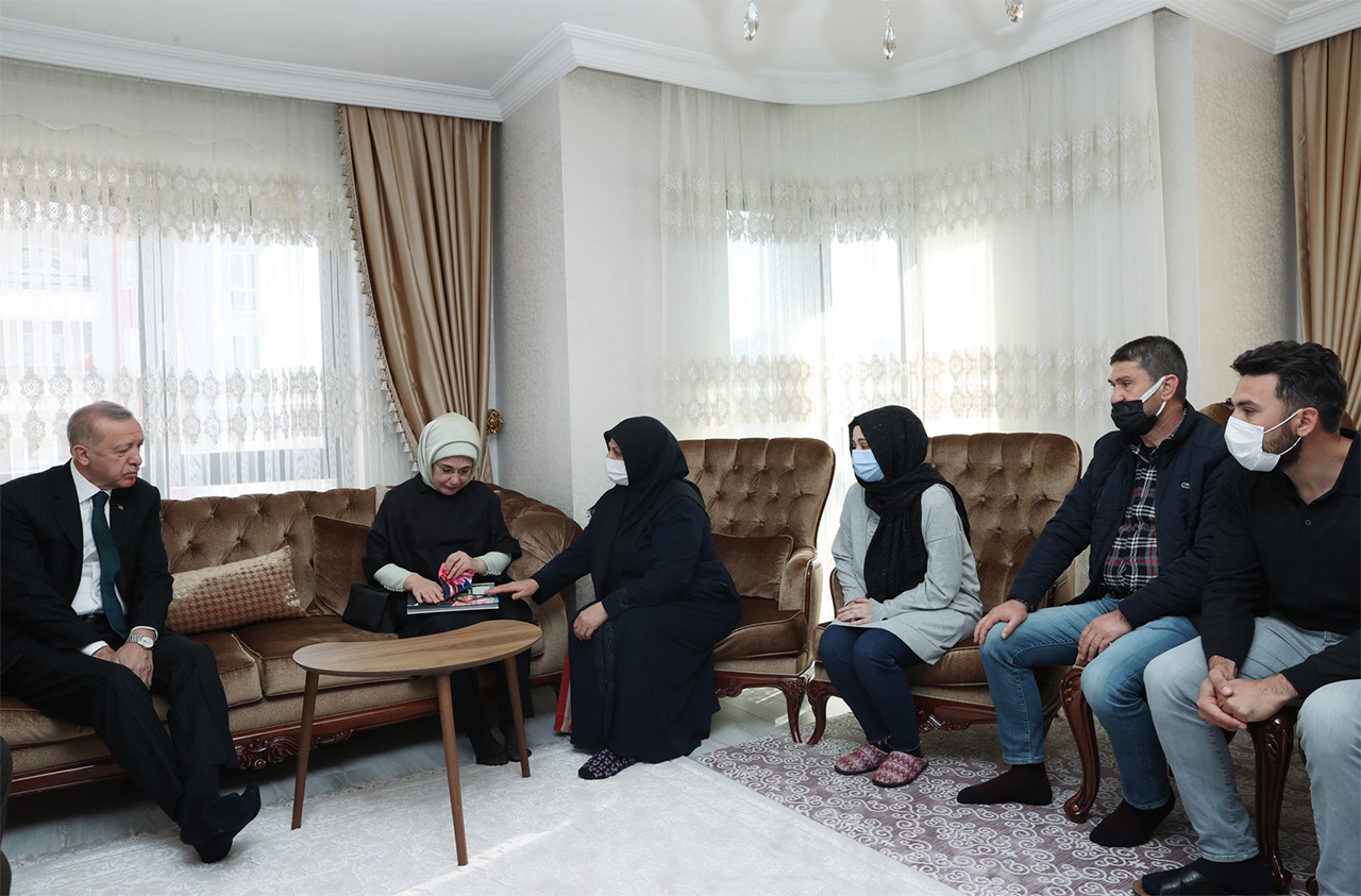 erdogan-cifti-samuray-kiliciyla-katledilen-basak-cengizin-ailesini-ziyaret-etti-2.jpg