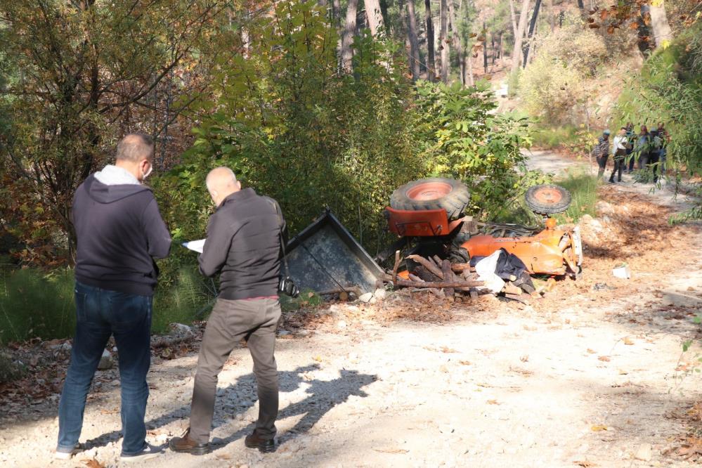 devrilen-traktorun-altinda-kalan-baba-ve-oglu-hayatini-kaybetti3.jpg