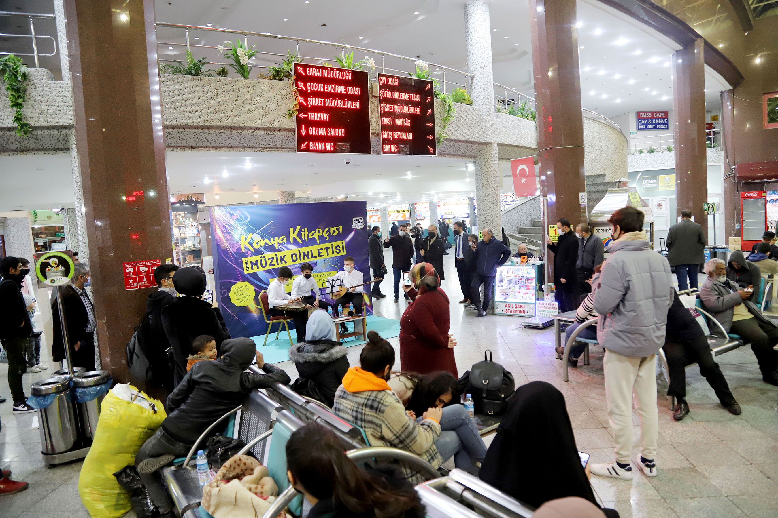 konya-buyuksehir-otogara-gelen-yolculari-canli-muzikle-karsiliyor1.jpg