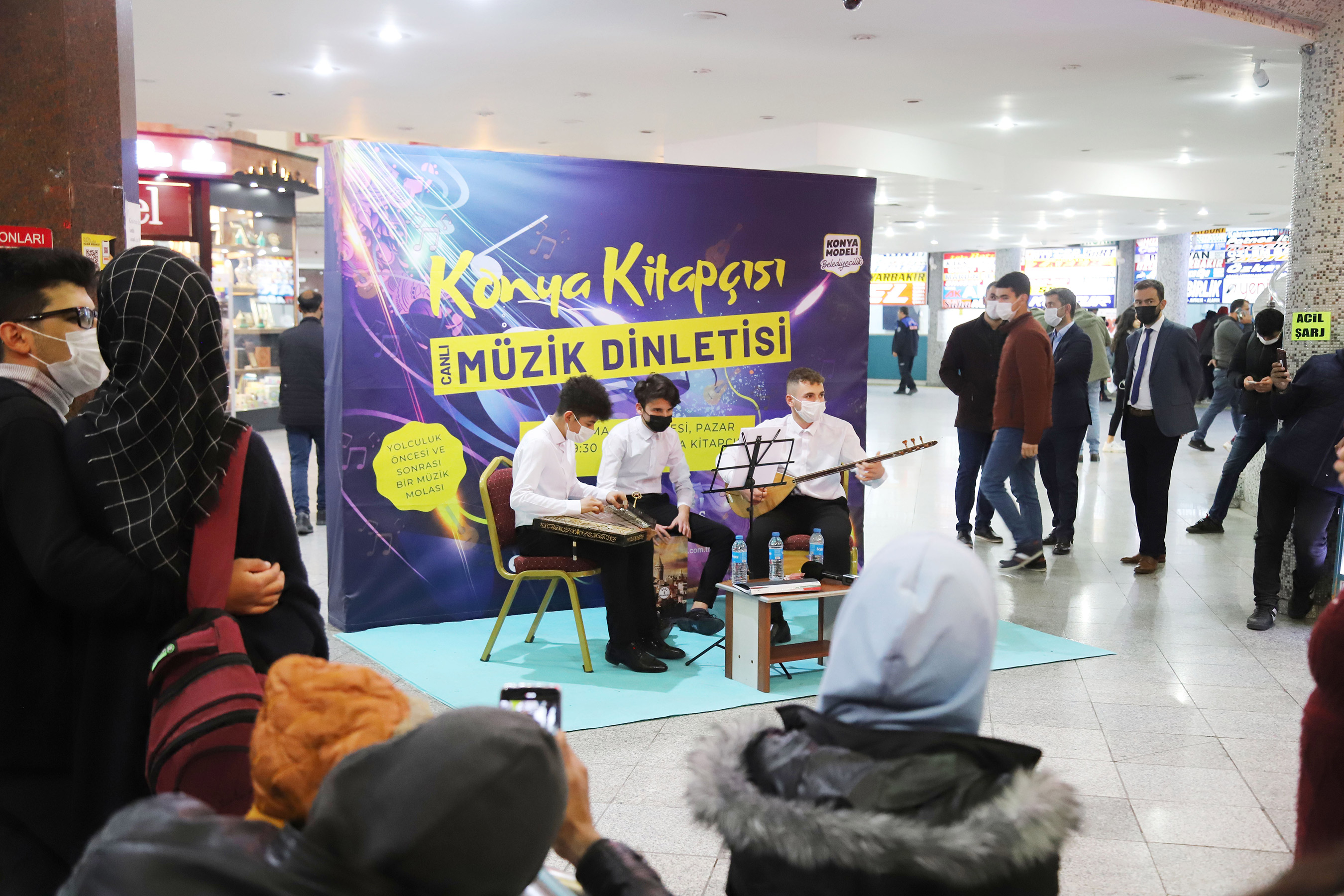 konya-buyuksehir-otogara-gelen-yolculari-canli-muzikle-karsiliyor2.jpg