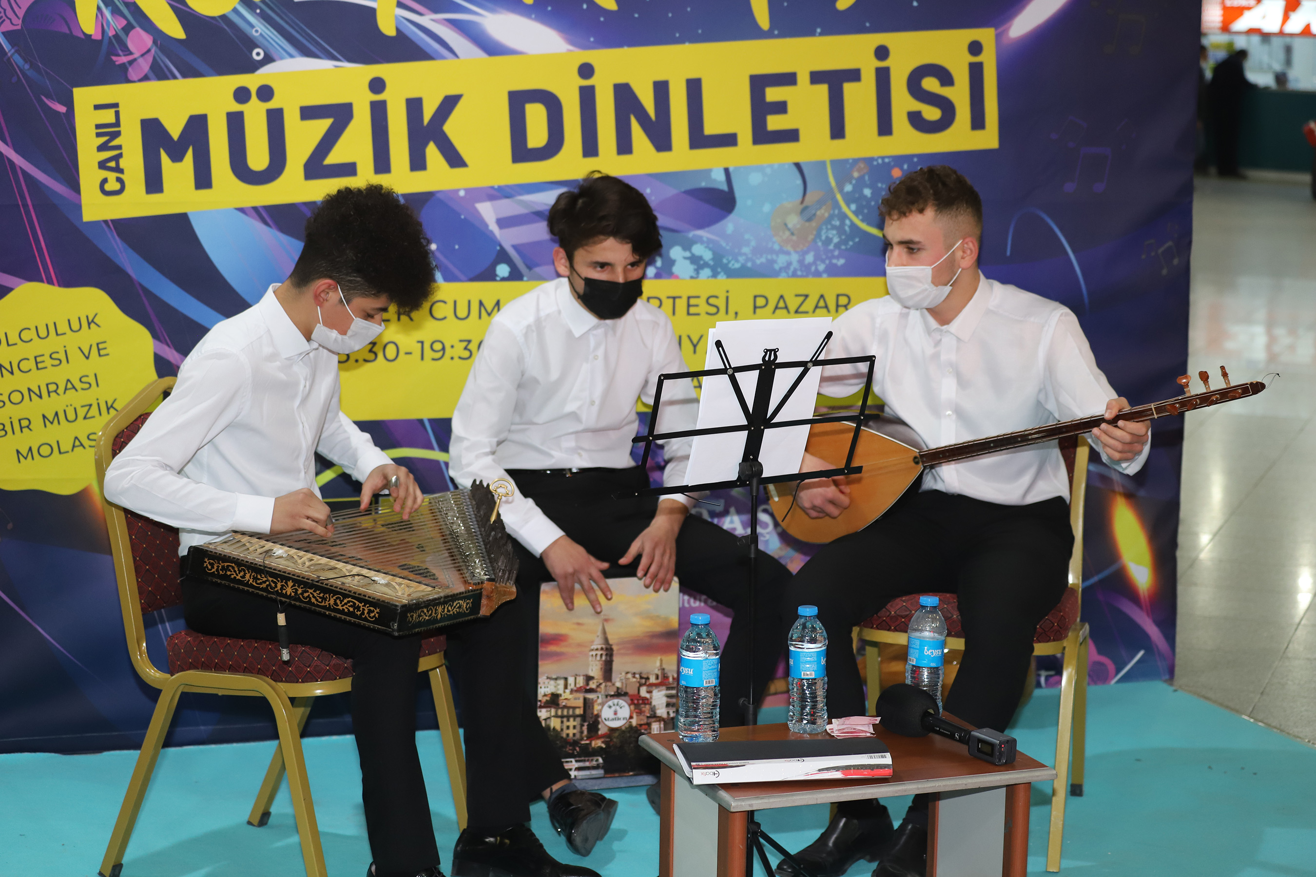 konya-buyuksehir-otogara-gelen-yolculari-canli-muzikle-karsiliyor4.jpg