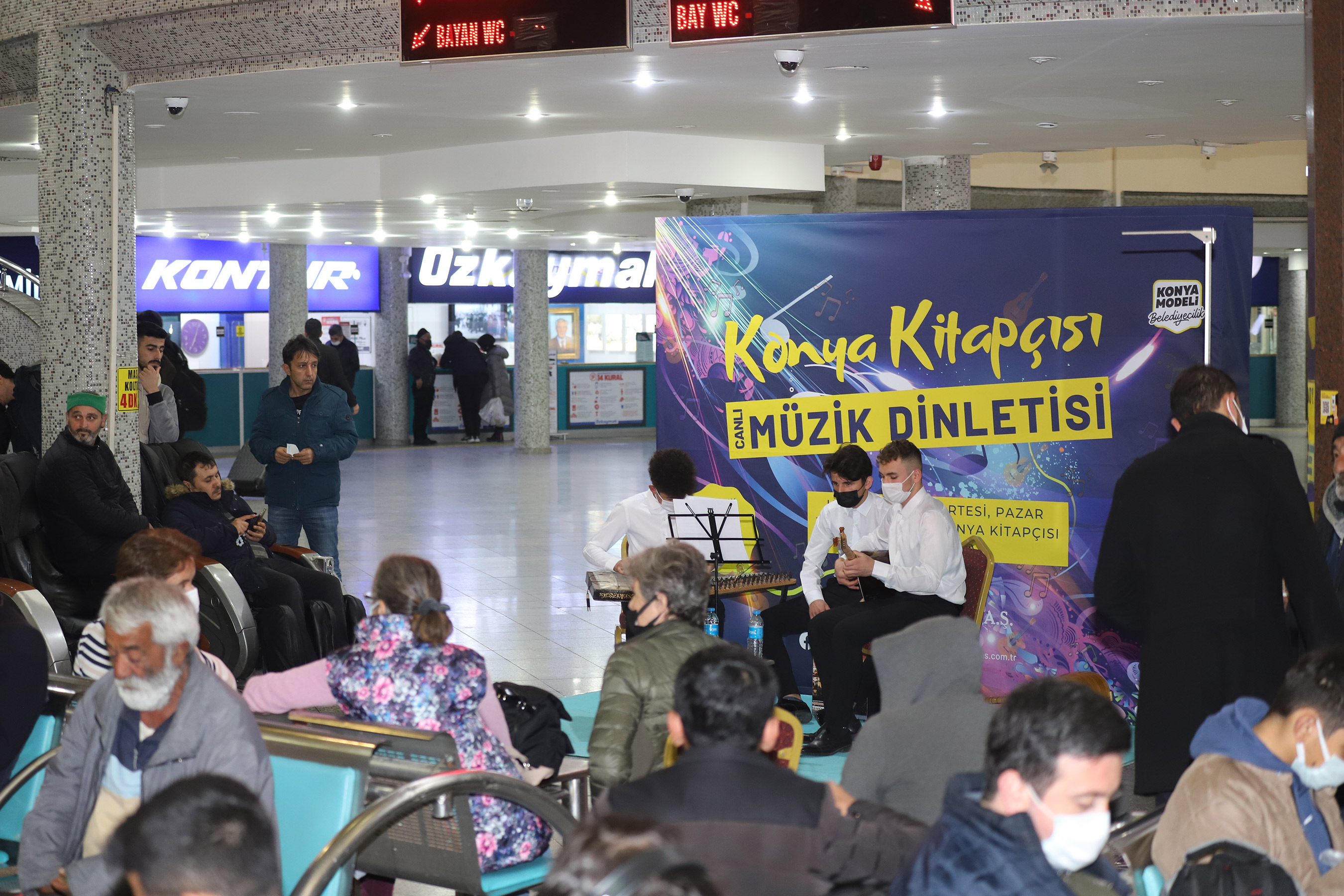 konya-buyuksehir-otogara-gelen-yolculari-canli-muzikle-karsiliyor5.jpg