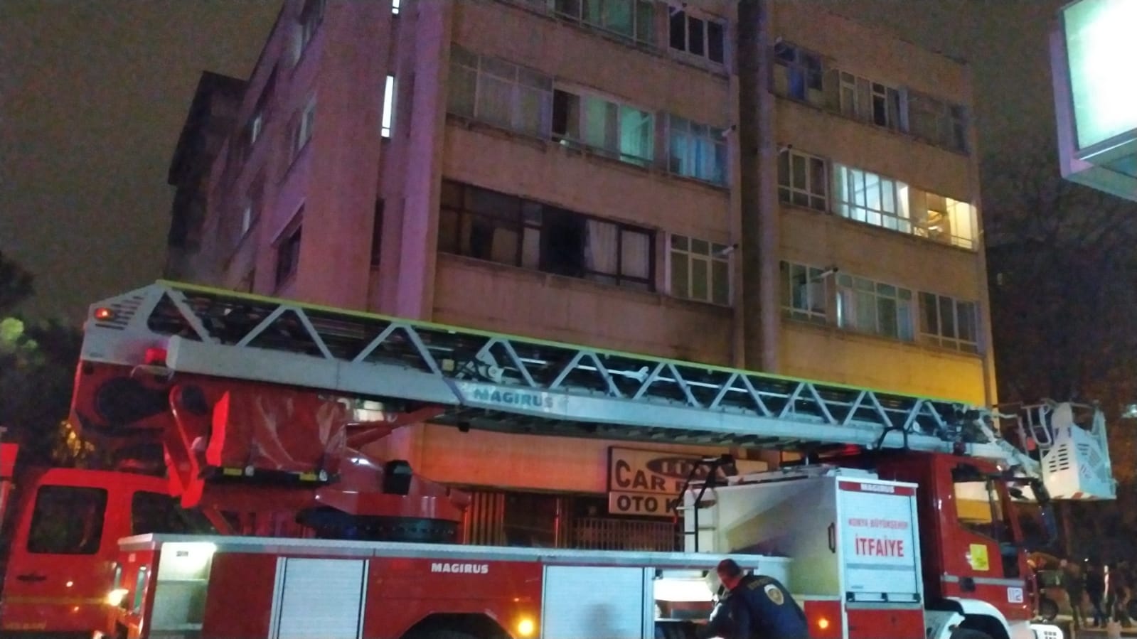 son-dakika-konyada-5-katli-binada-yangin-mahsur-kalanlar-var-002.jpeg
