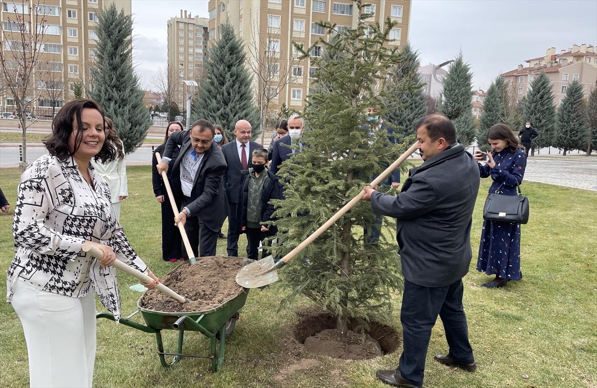 ukraynanin-ankara-buyukelcisi-bodnar-konyada-dernek-acilisina-katildi-6.jpg