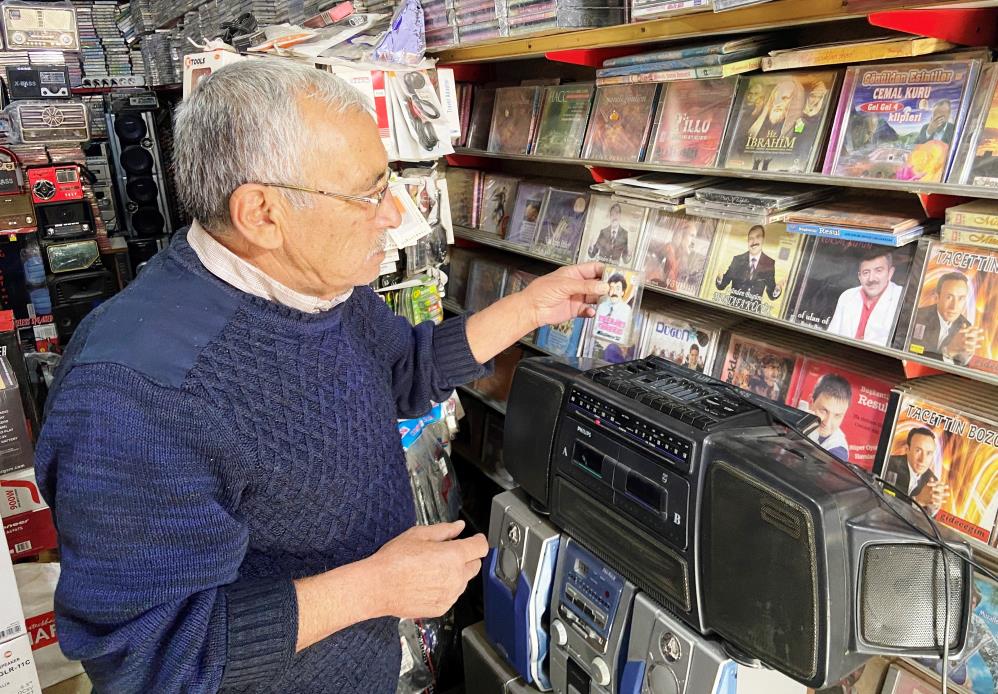 zamana-ve-teknolojiye-20-metrekarelik-dukkaninda-kasetleriyle-direniyor1.jpg