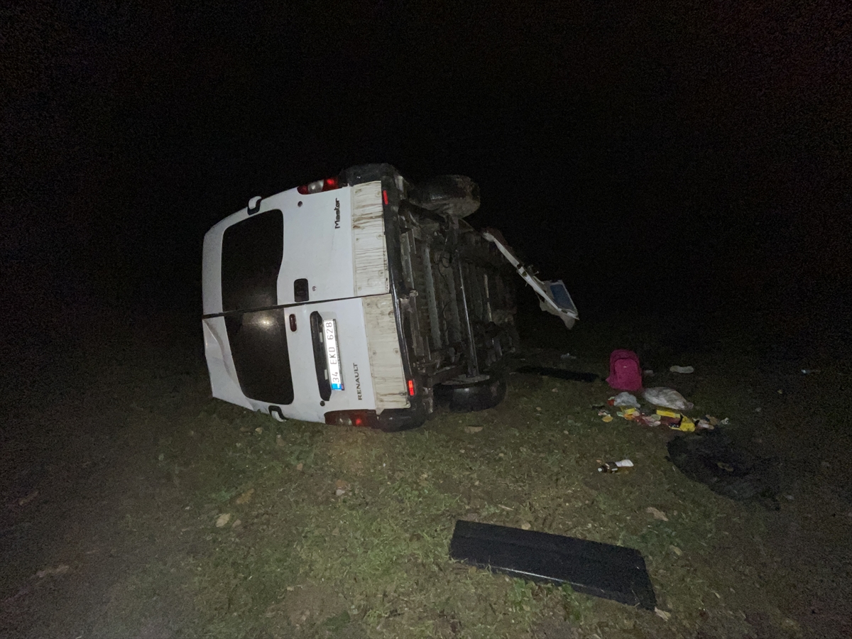 duzensiz-gocmenleri-tasiyan-minibus-devrildi-16-yarali-003.jpg