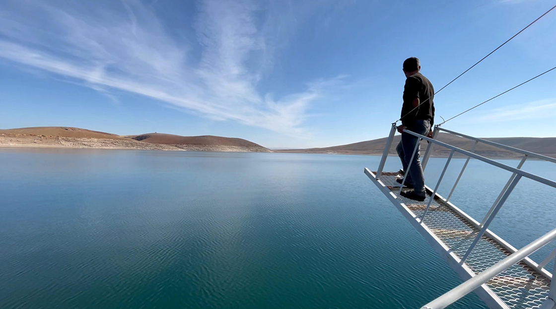 keban-baraj-golunde-sularin-cekilmesiyle-dev-obruk-ortaya-cikti-3.jpg