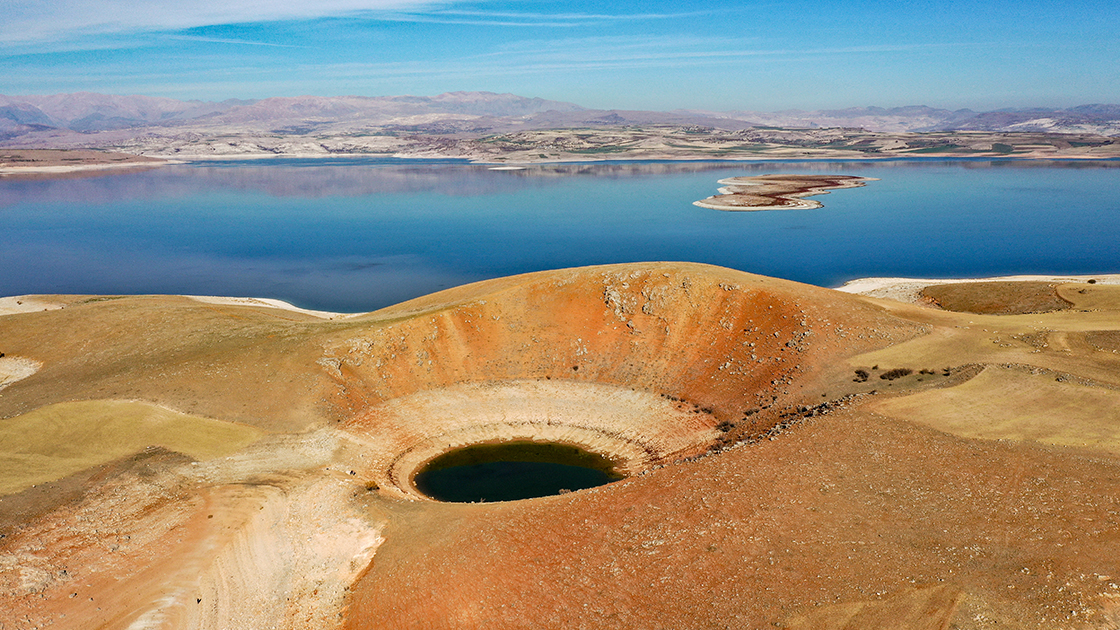 keban-baraj-golunde-sularin-cekilmesiyle-dev-obruk-ortaya-cikti.jpg