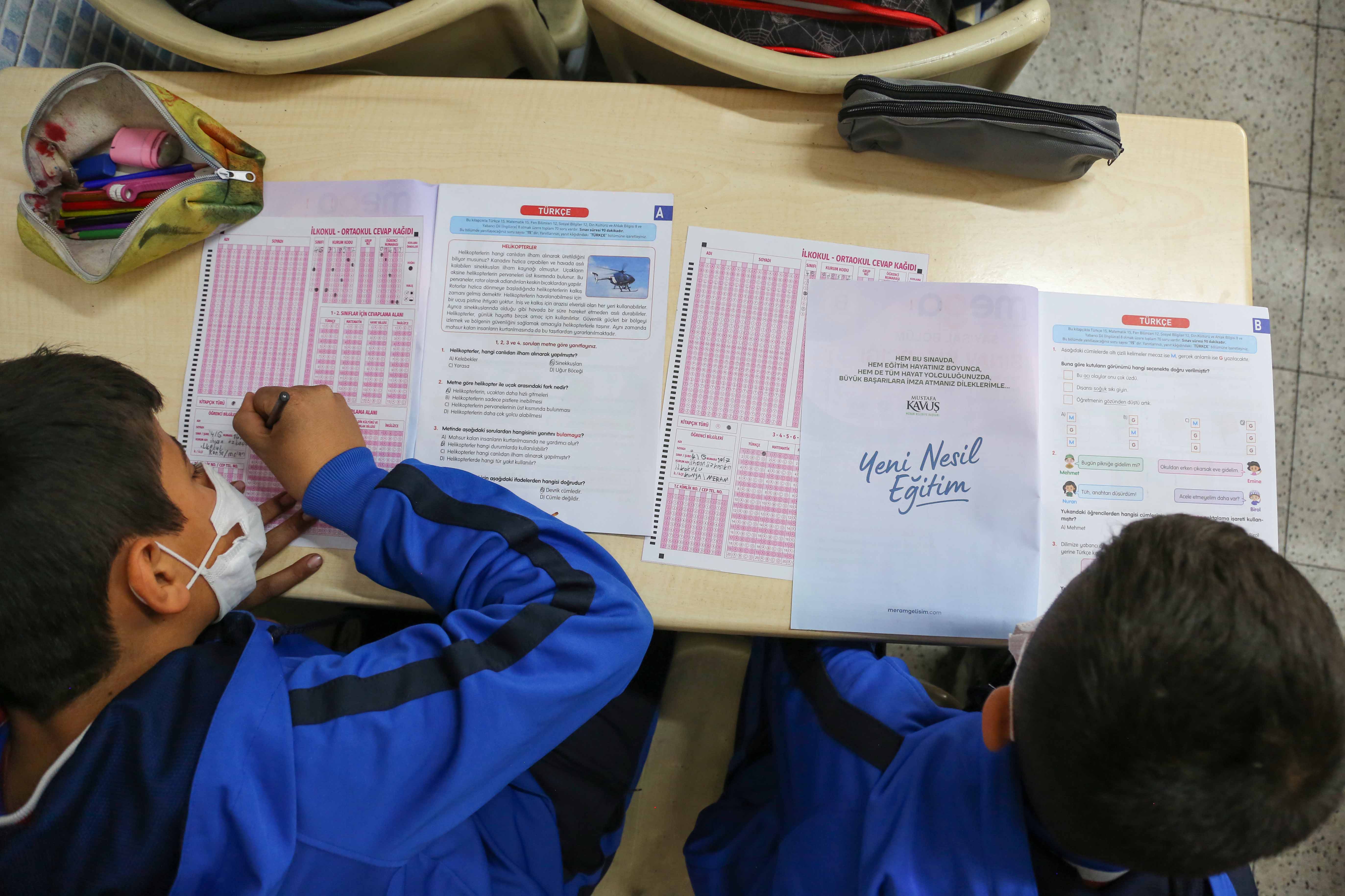 konya-meramda-ogrenciler-mega-sinavlarda-ter-doktu-10.jpg