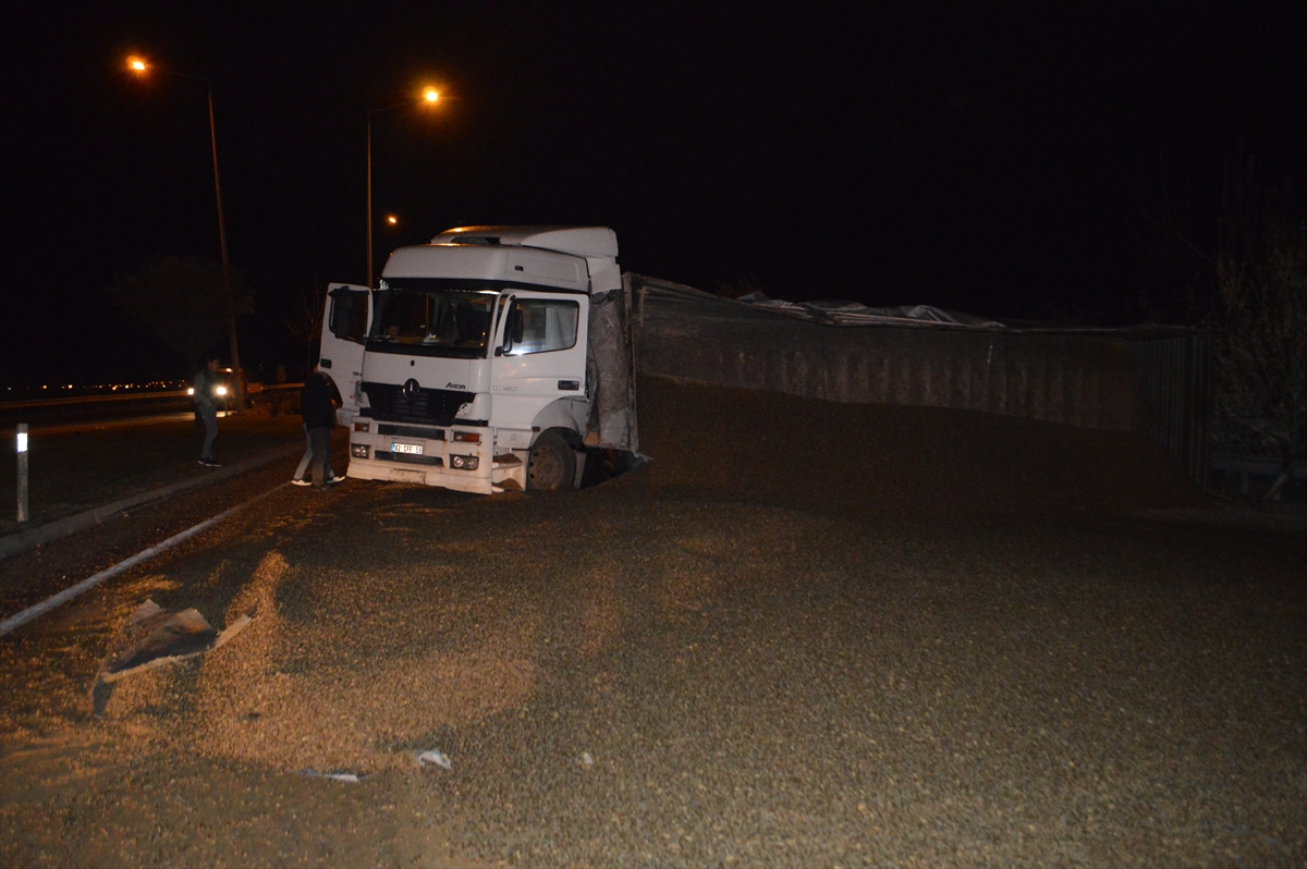 kuspe-yuklu-tir-devrildi-konya-yolu-trafige-kapandi-2.jpg