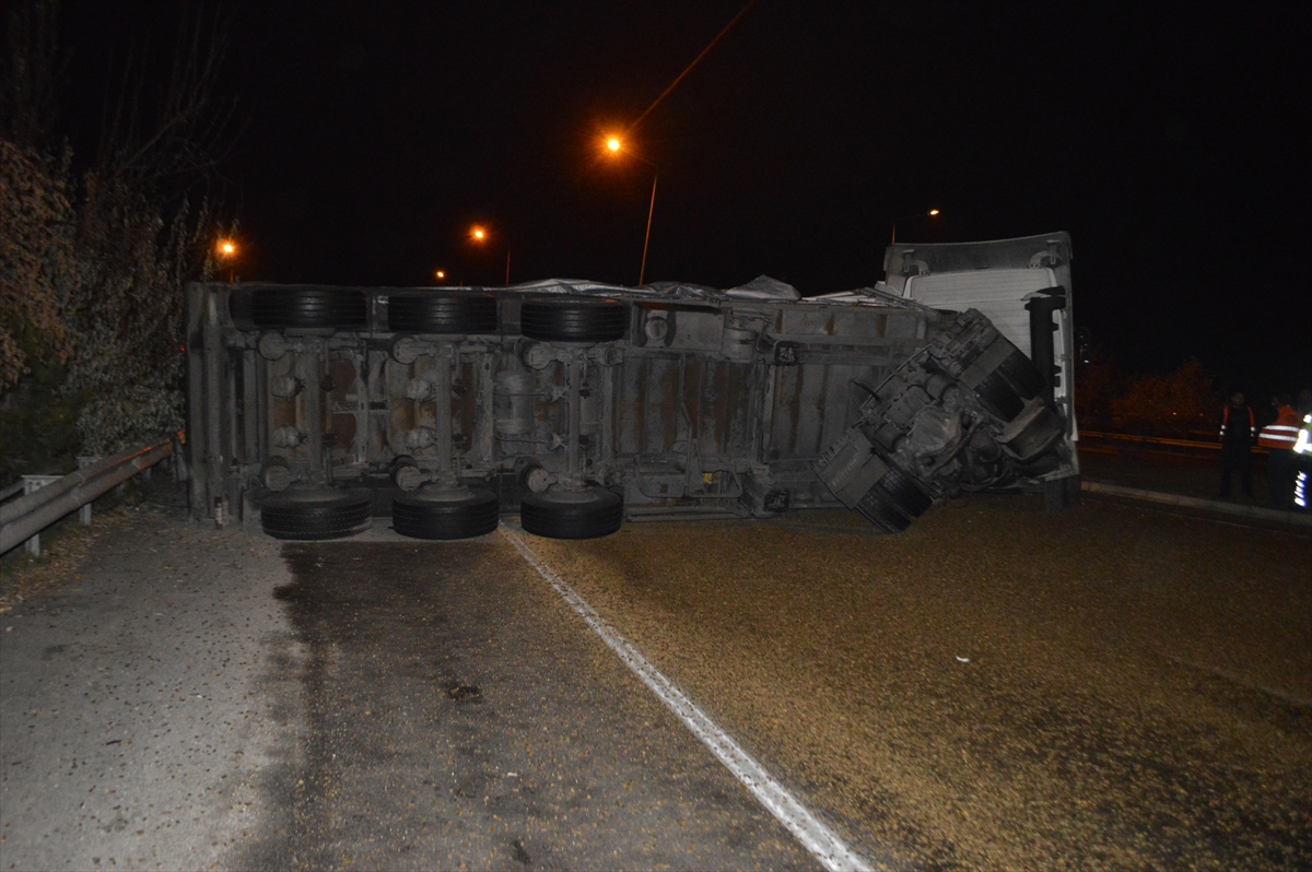 kuspe-yuklu-tir-devrildi-konya-yolu-trafige-kapandi-4-001.jpg