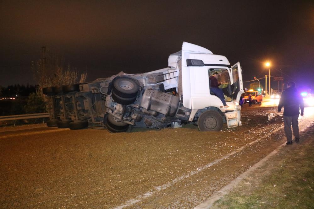 kuspe-yuklu-tir-devrildi-konya-yolu-trafige-kapandi0.jpg