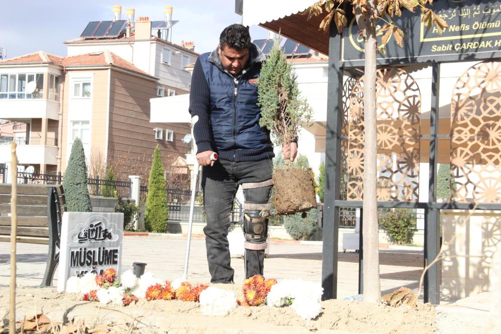 muslumenin-olumune-uzulup-mezarina-fidan-dikti-001.jpg