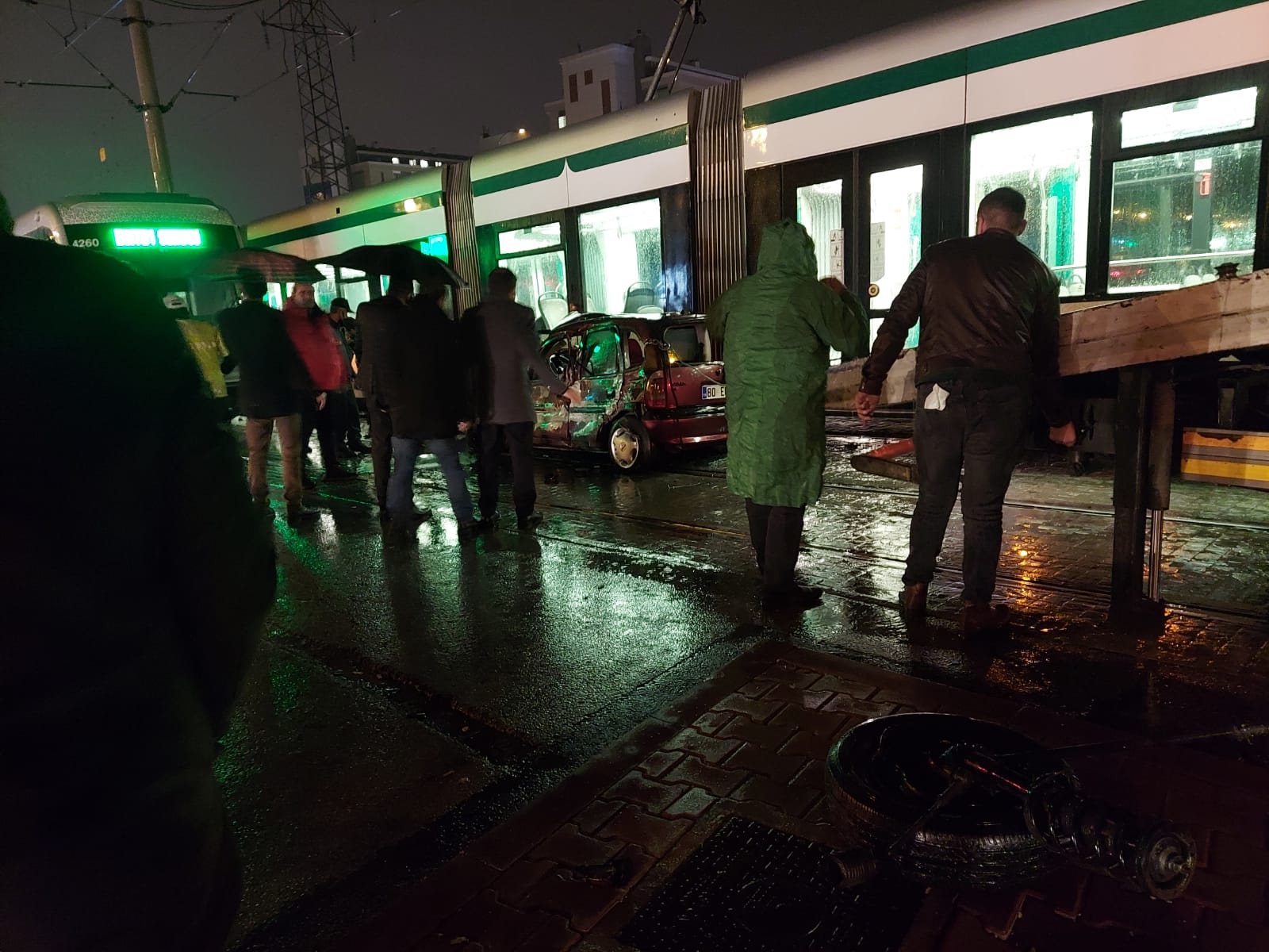 konyada-otomobil-iki-tramvay-arasinda-kaldi-yaralilar-var-002.jpeg