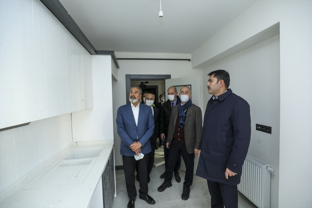 bakan-kurum-izmirde-depremzedeler-icin-yapilan-konutlari-inceledi-5.jpg