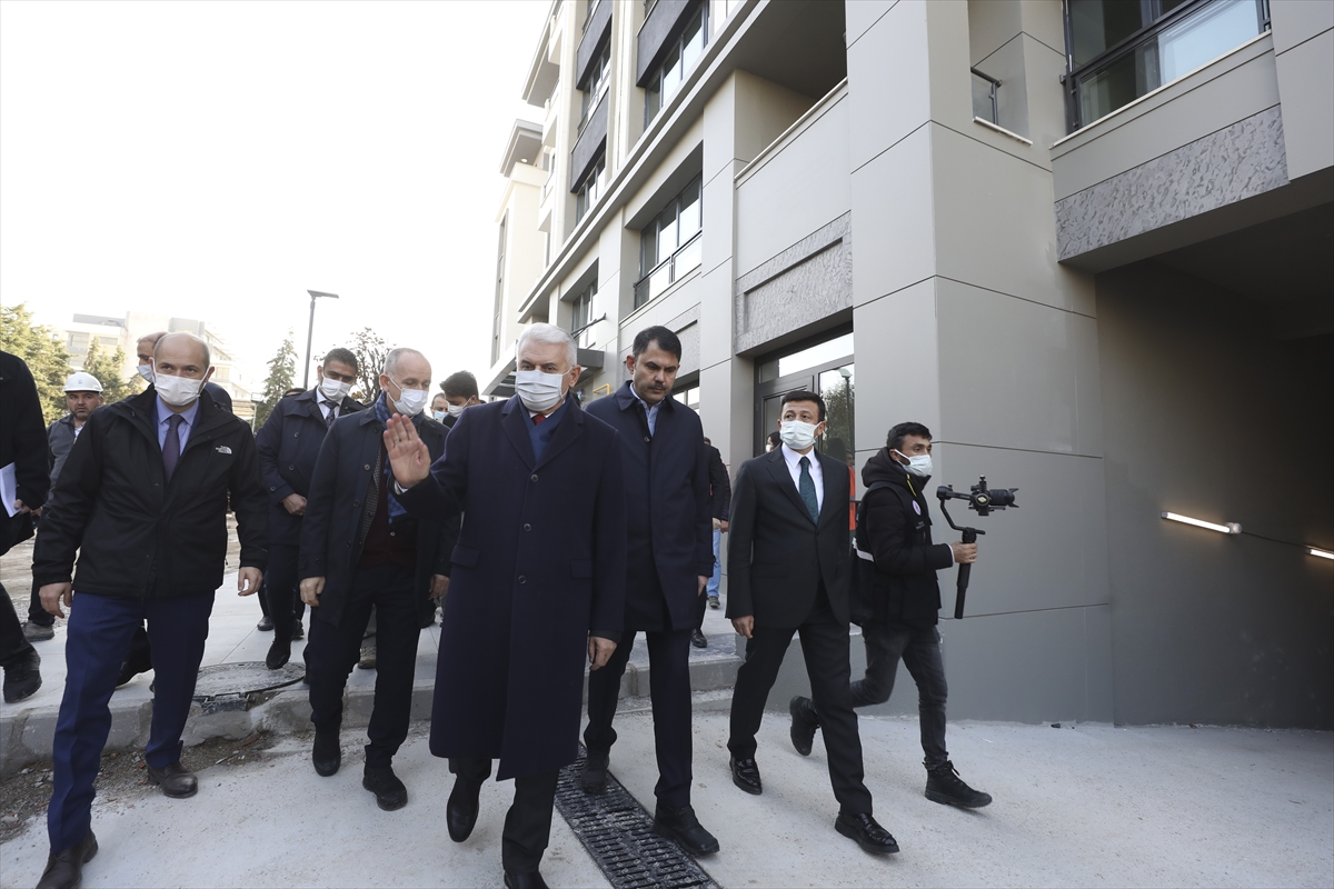 bakan-kurum-izmirde-depremzedeler-icin-yapilan-konutlari-inceledi-9.jpg