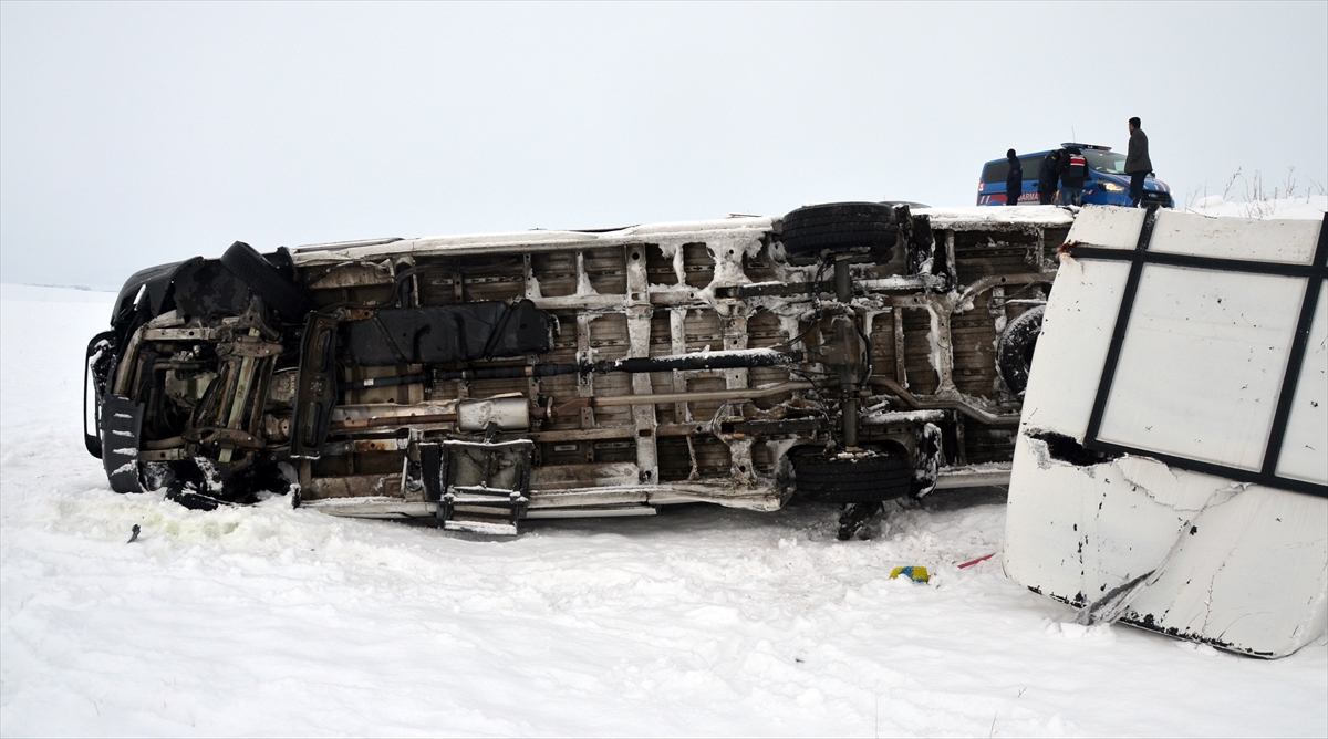 cenazeden-donen-koy-minibusunun-devrilmesi-sonucu-18-kisi-yaralandi-2.jpg