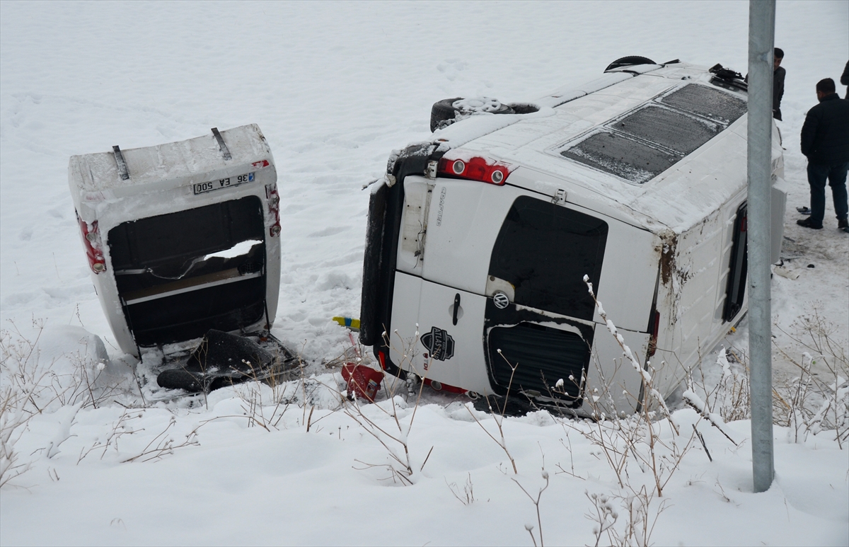 cenazeden-donen-koy-minibusunun-devrilmesi-sonucu-18-kisi-yaralandi-4.jpg