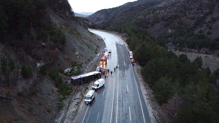 erzincanda-devrilen-yolcu-otobusundeki-22-kisi-yaralandi2.jpg