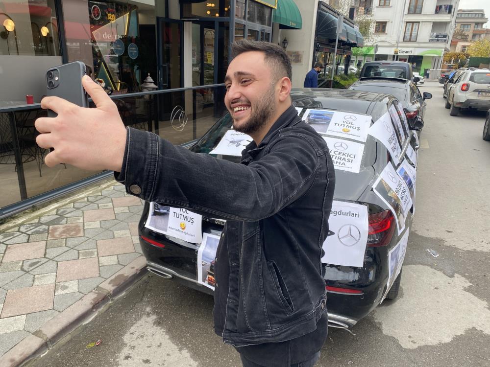 goren-telefona-sarilip-fotograf-cektiriyor-yolda-kalinca-milyonluk-araci-bu-halde-getirdi.jpeg
