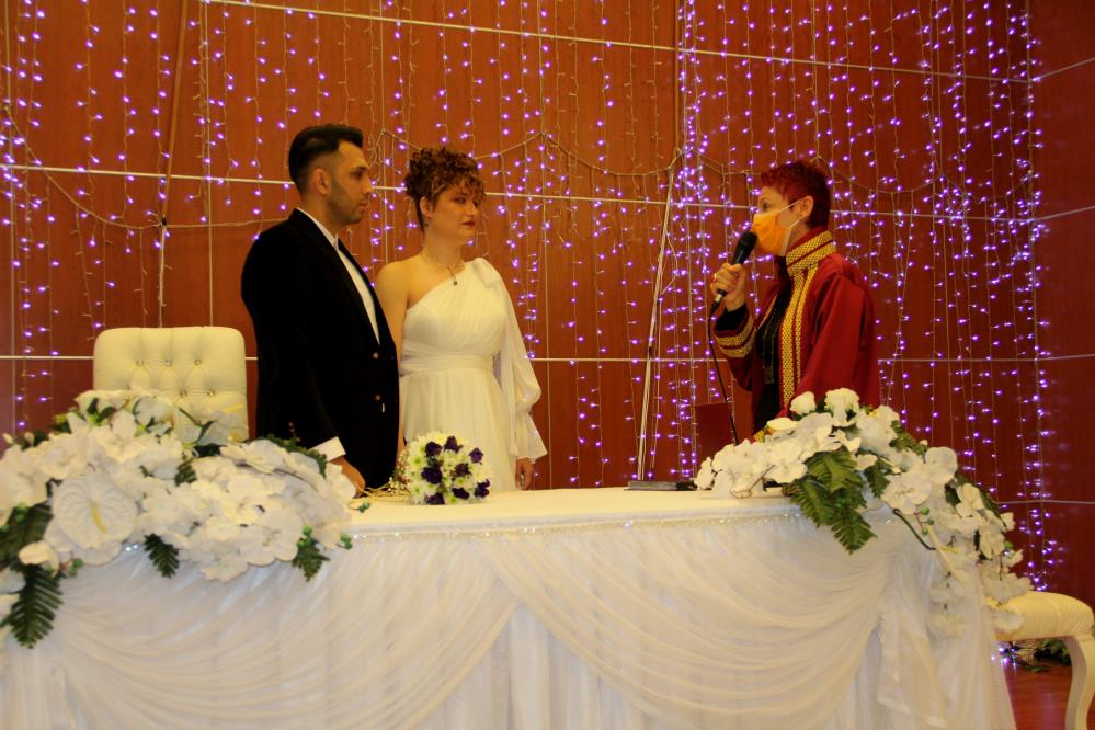 nikah-memuru-dilek-yoruk-tavsiyeleriyle-fenomen-oldu-2-milyon-izlendi-002.jpeg