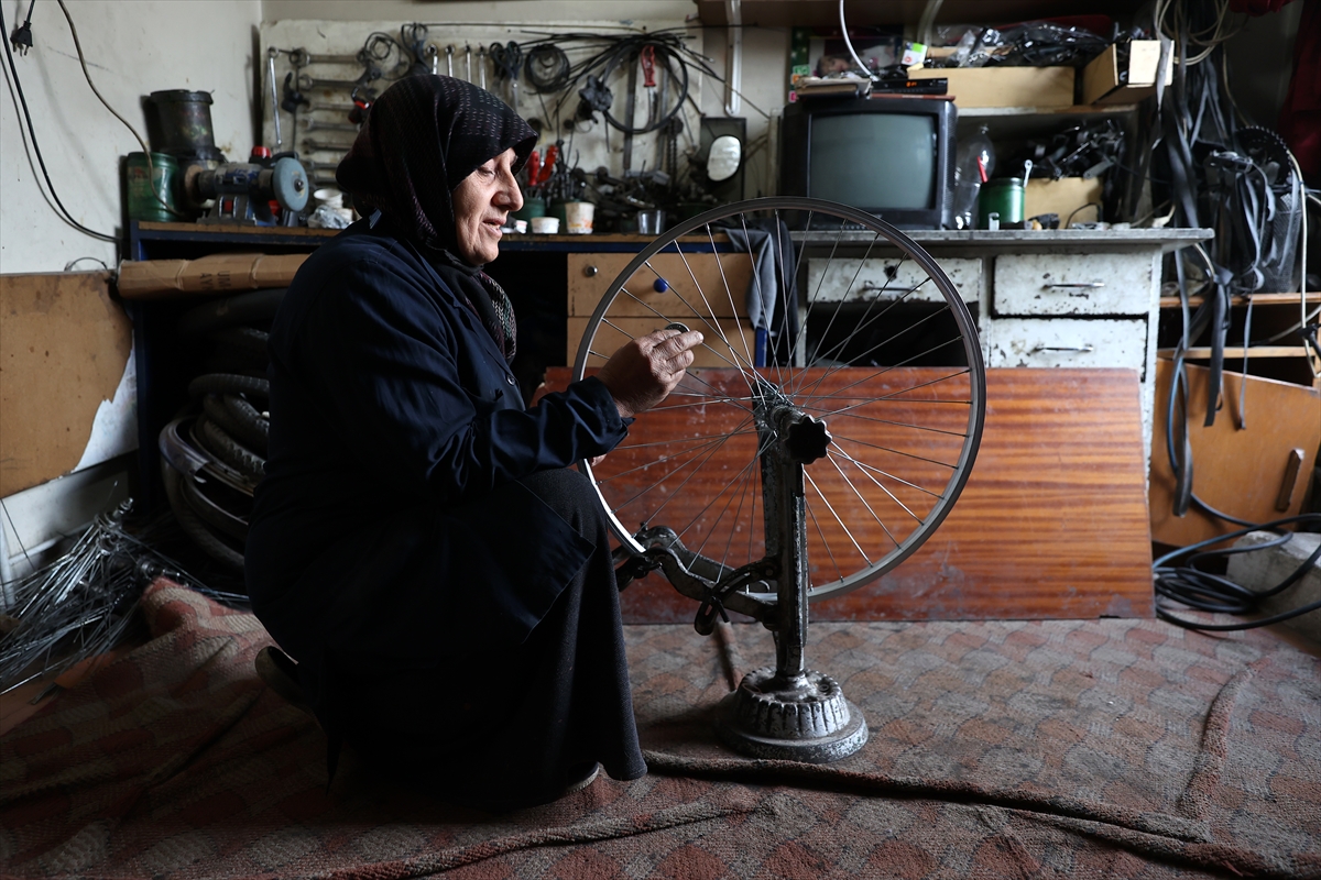 bisikletci-anne-30-yildir-evini-tamircilikle-gecindiriyor-13.jpg