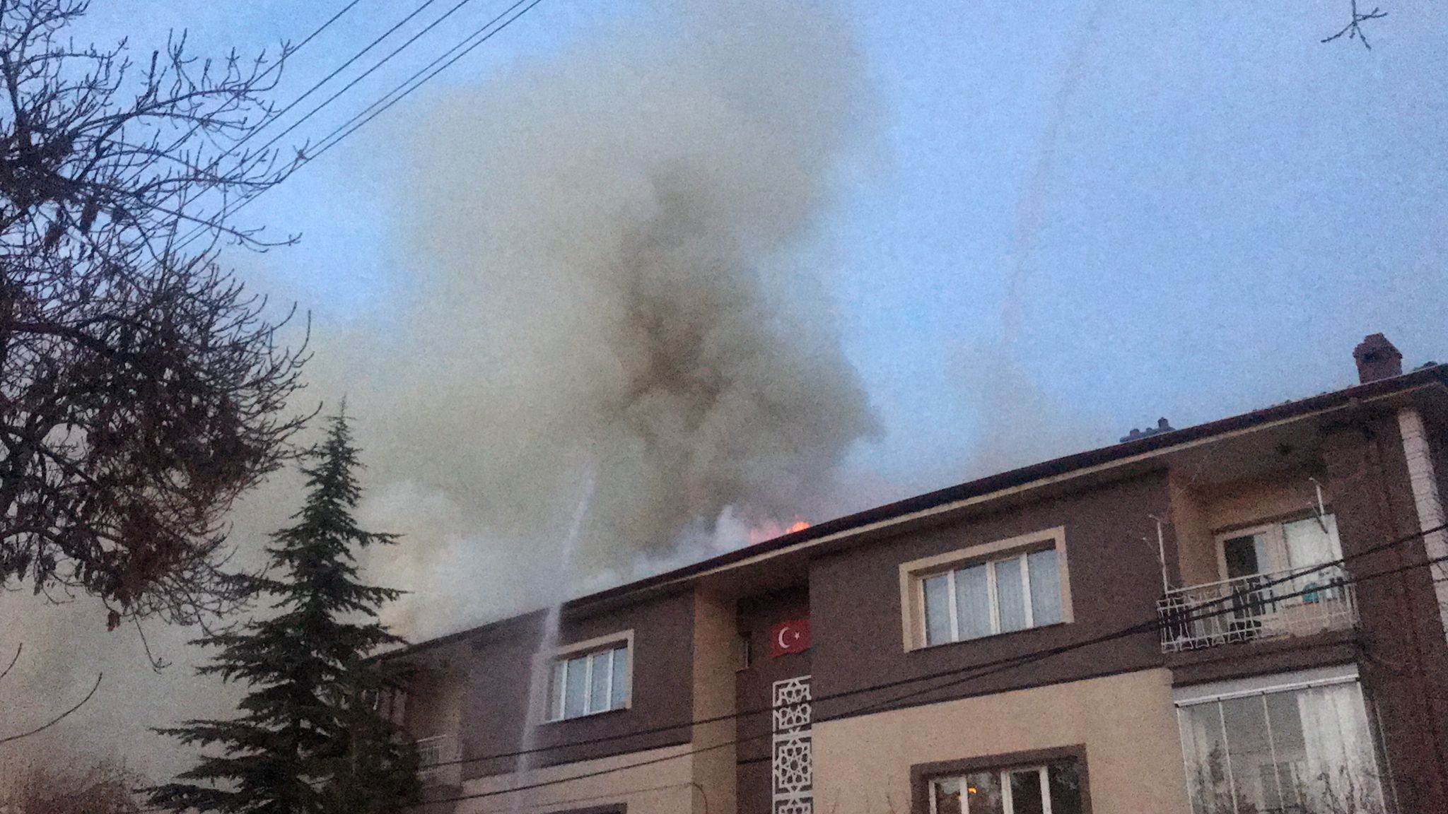 son-dakika-konyada-3-katli-binada-yangin-cok-sayida-ekip-mudahale-ediyor-002.jpeg