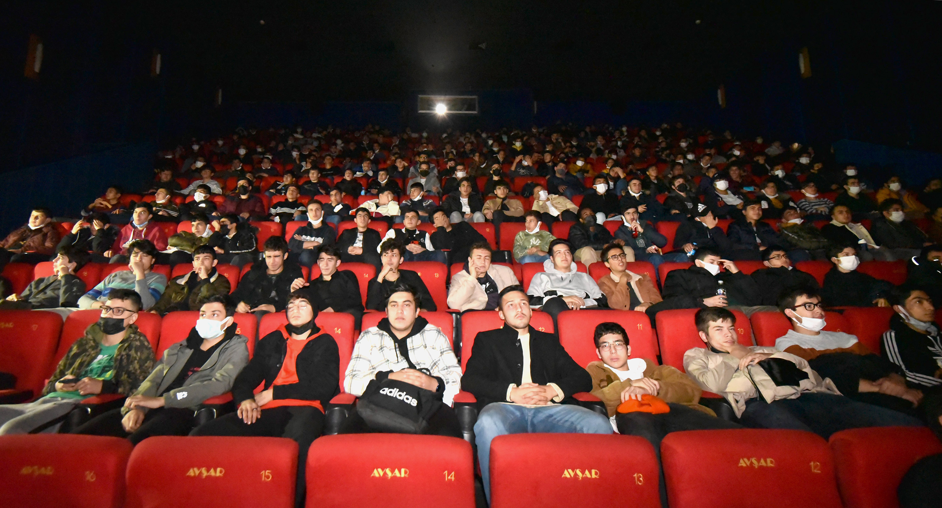 karatayda-16-bin-600-lise-ogrencisi-sinema-keyfi-yasayacak-3.jpg