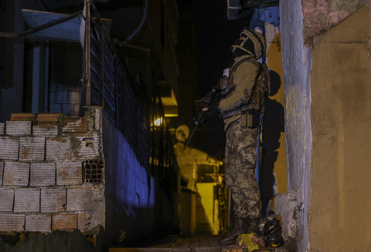 ozel-harekat-polisleri-esliginde-40-adrese-uyusturucu-baskini.jpg