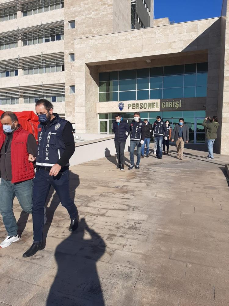 konya-dahil-4-ilde-51-kisiyi-dolandiran-4-kisi-yakalandi.jpeg