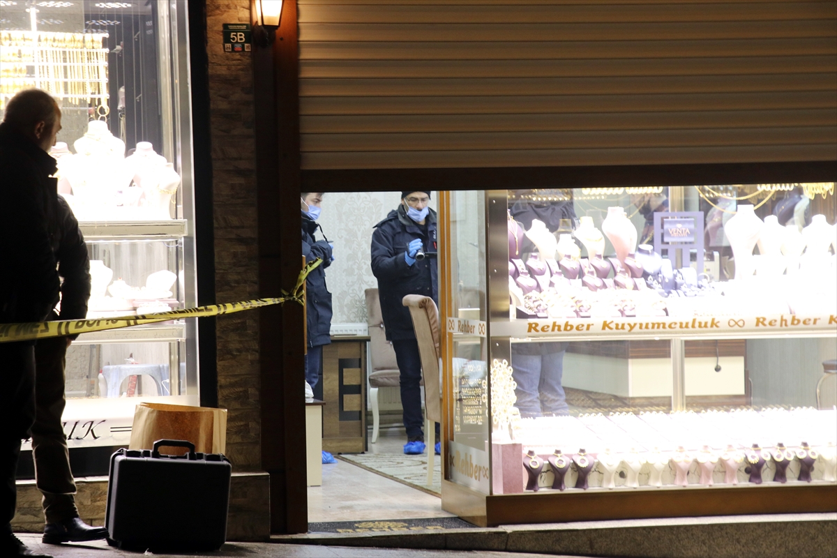 altin-alma-bahanesiyle-gittigi-kuyumcuyu-silahla-vurdu-5.jpg