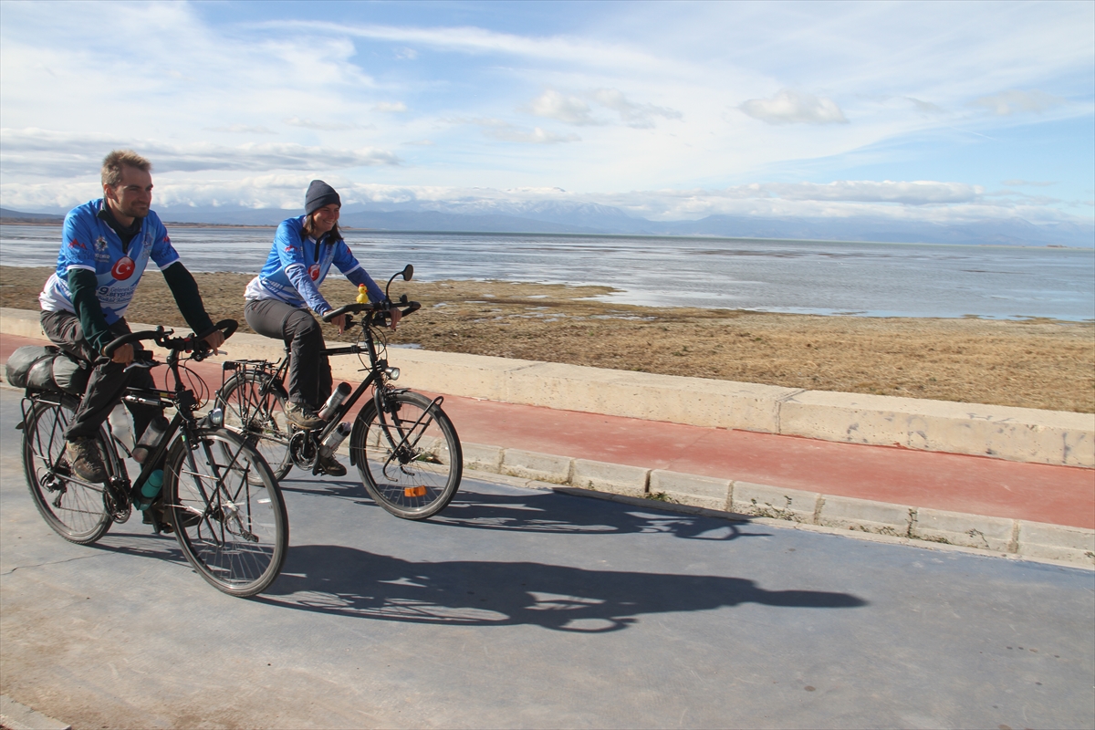 bisikletle-avrupa-ve-asya-turuna-cikan-genc-cift-konyada-mola-verdi-1.jpg