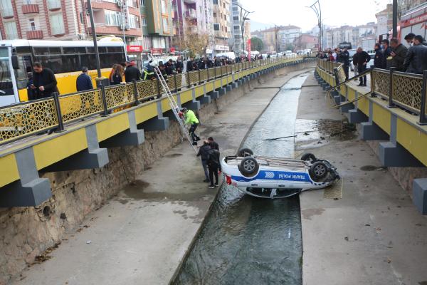 trafik-polisi-araci-direksiyonu-kilitlenince-dereye-dustu-001.jpg