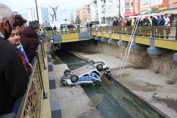 trafik-polisi-araci-direksiyonu-kilitlenince-dereye-dustu-002.jpg