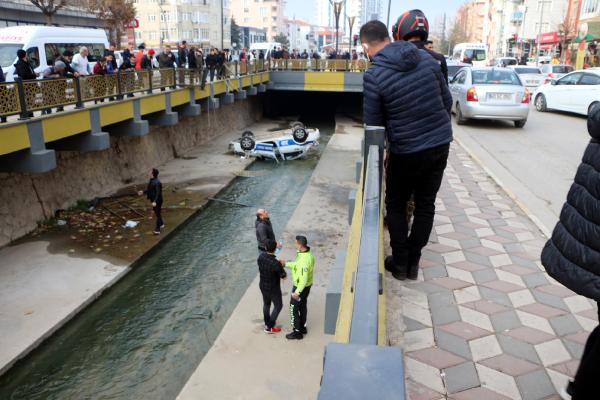 trafik-polisi-araci-direksiyonu-kilitlenince-dereye-dustu.jpg