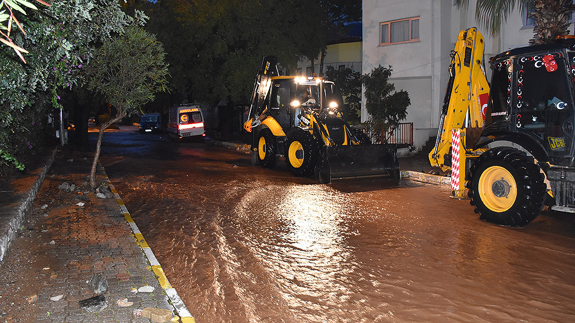 bodrum-ve-marmariste-saganak-nedeniyle-evleri-su-basti-kaya-parcalari-yollari-kapatti.jpg