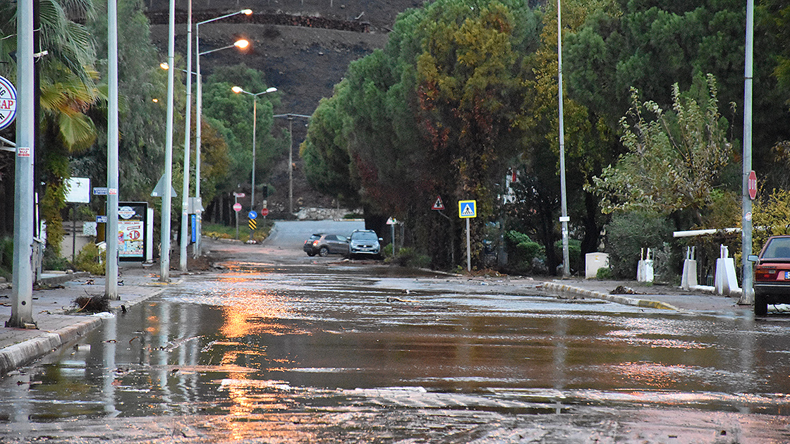 bodrum-ve-marmariste-saganak-nedeniyle-evleri-su-basti-kaya-parcalari-yollari-kapatti1.jpg