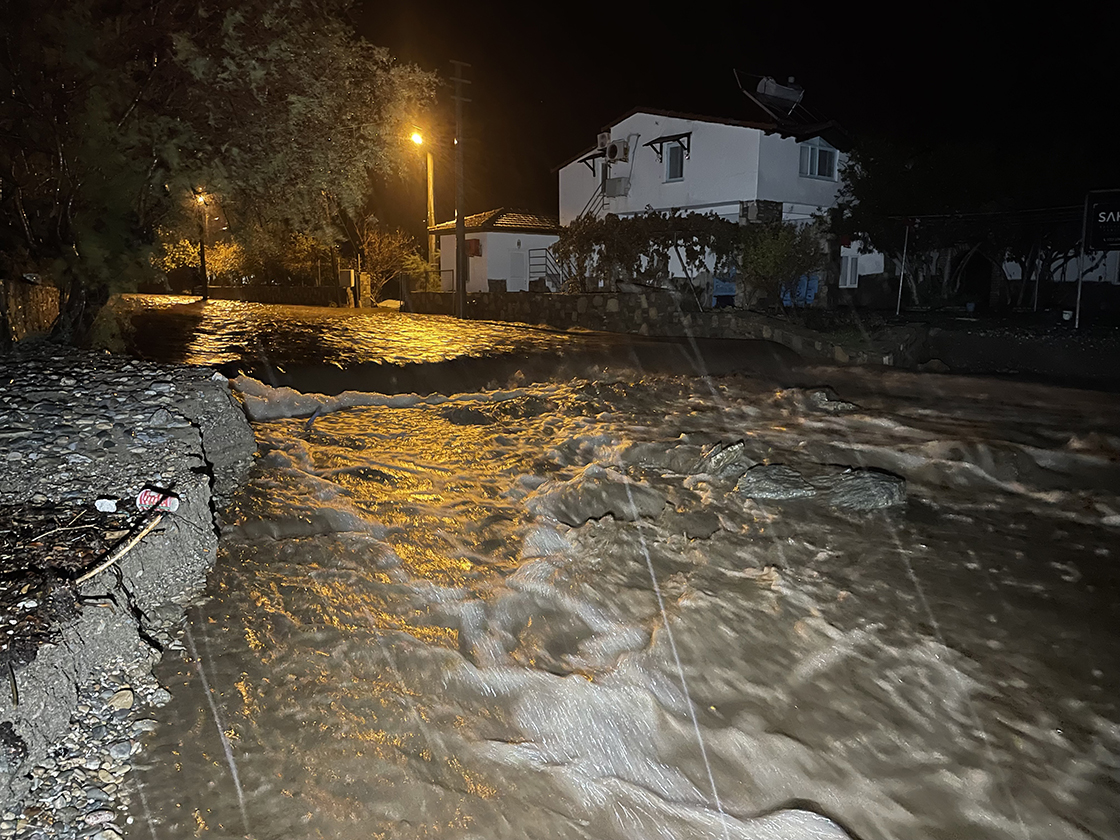bodrum-ve-marmariste-saganak-nedeniyle-evleri-su-basti-kaya-parcalari-yollari-kapatti4.jpg