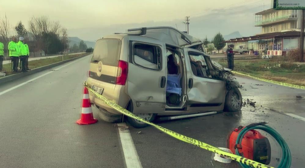 burdurda-hafif-ticari-aracin-kamyonla-carpismasi-sonucu-4-kisi-oldu-4.jpg