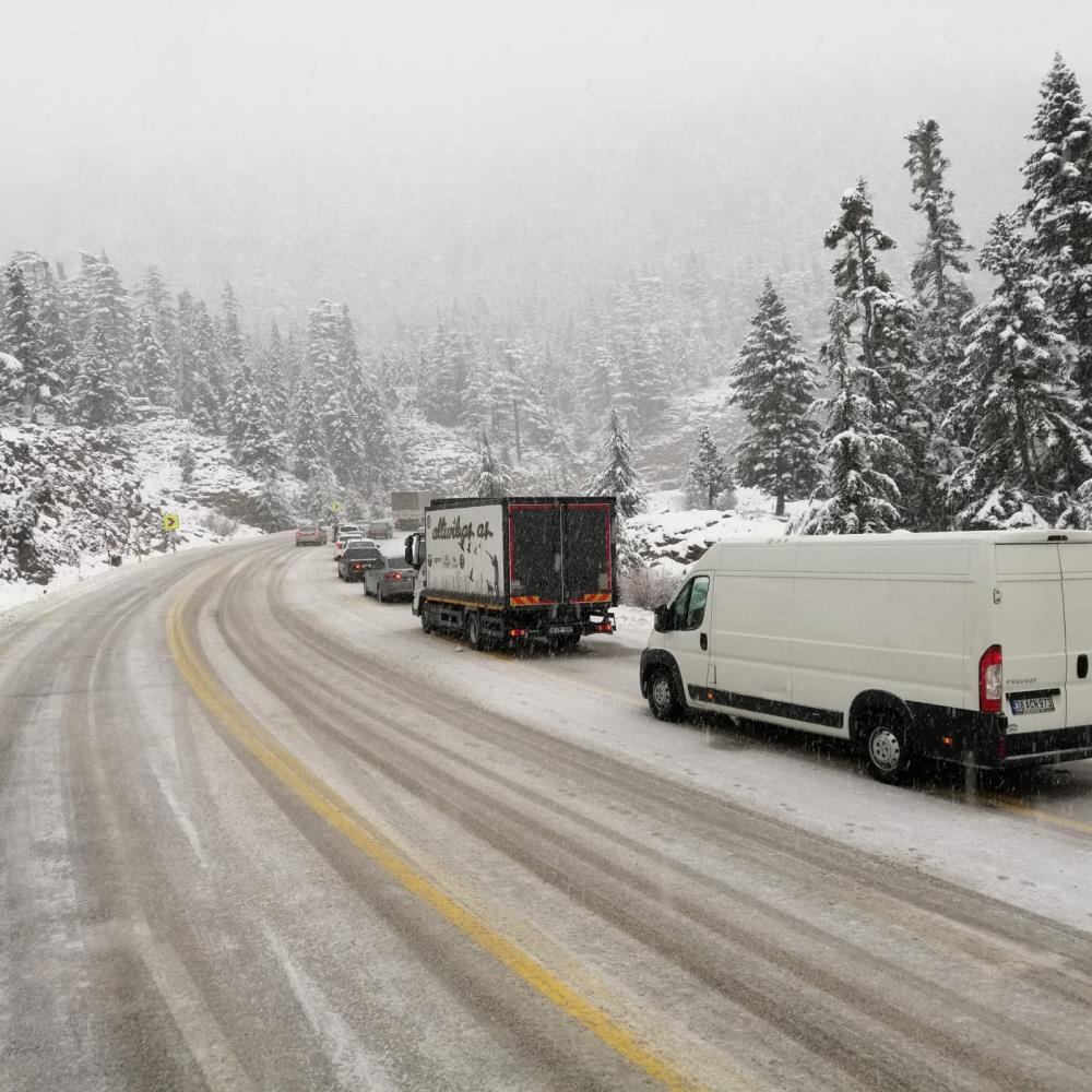 konya-antalya-kara-yolunda-kar-kalindigi-30-santimetreye-ulasti.jpg