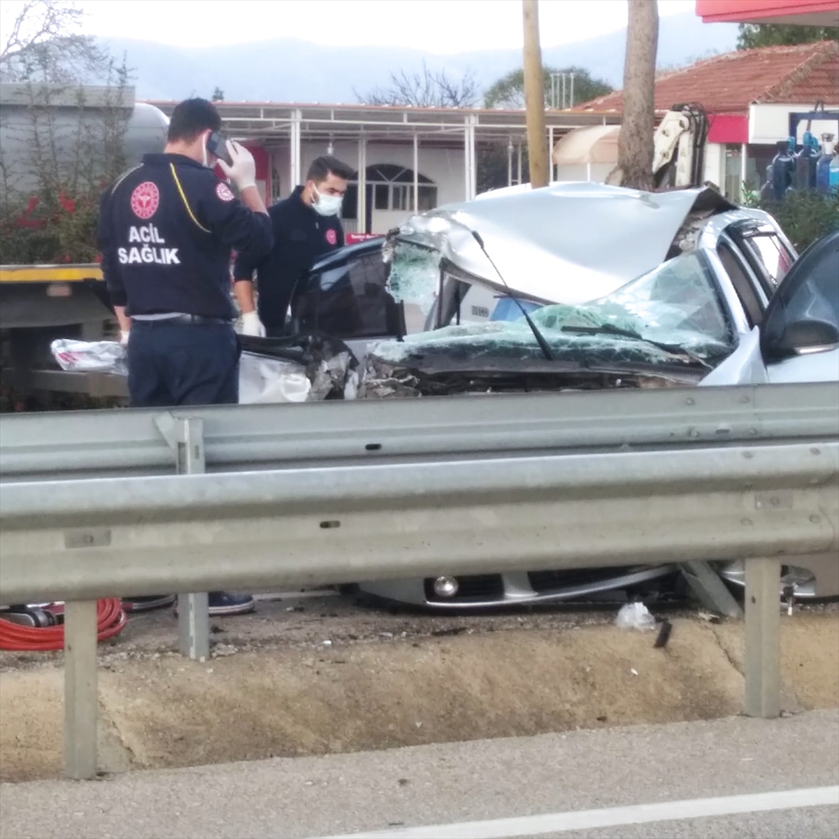 manisada-tira-carpan-otomobildeki-anne-oldu-baba-ve-1-yasindaki-kizi-yaralandi-2.jpg