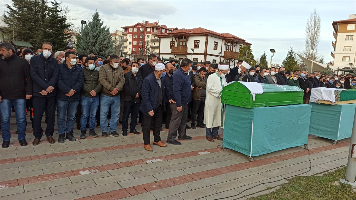 cenaze-yolunda-can-vermislerdi-6-kisi-gozyaslari-arasinda-topraga-verildi-001.jpg