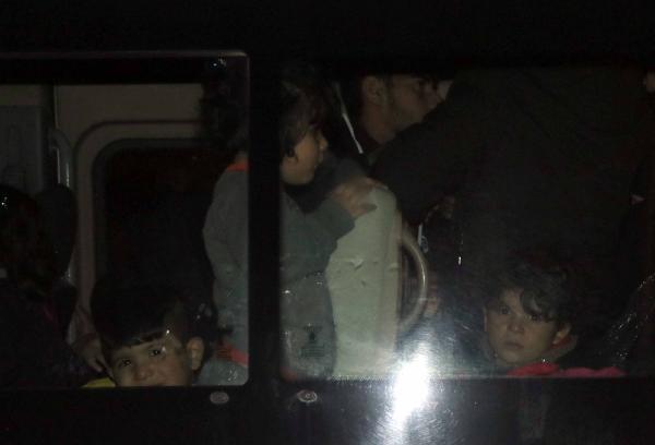 suriyeli-kacaklarin-minibusundeki-cocuk-bakisiyla-yurek-burktu-001.jpg